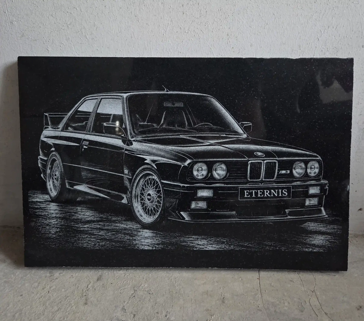 BMW M3 autó részletgazdag gránit gravírozása fekete felületen, tükröződő talajjal